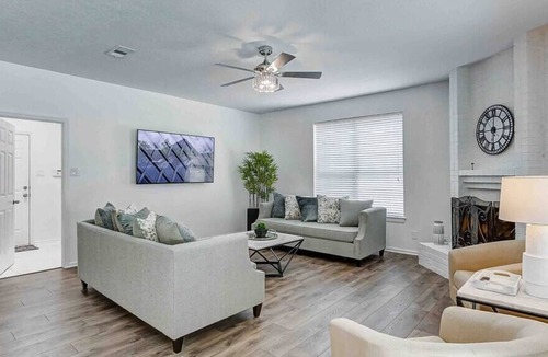 The Woodlands House | Luxurious, Spacious & Fun ~ Pool ~ Games~ Spa
