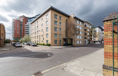 Island Gardens Apartment | Luxurious Spacious Apartment with a Big Terrace