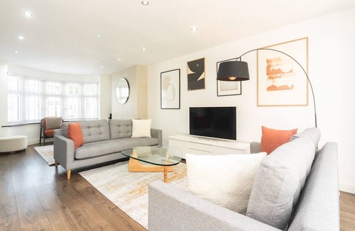 Longlands House | Luxurious Spacious House Close To London