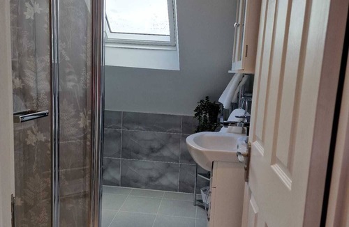 Lea Bridge House | Luxurious, Spacious Loft Room & Private En-suite.