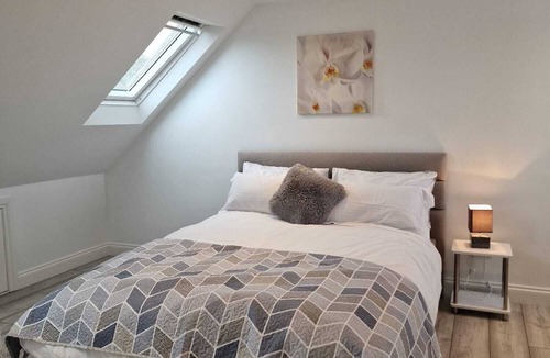 Lea Bridge House | Luxurious, Spacious Loft Room & Private En-suite.