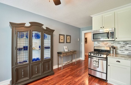 Newberg Apartment | Luxurious & Spacious One Bedroom Downtown Flat