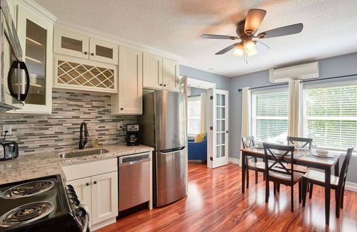 Newberg Apartment | Luxurious & Spacious One Bedroom Downtown Flat
