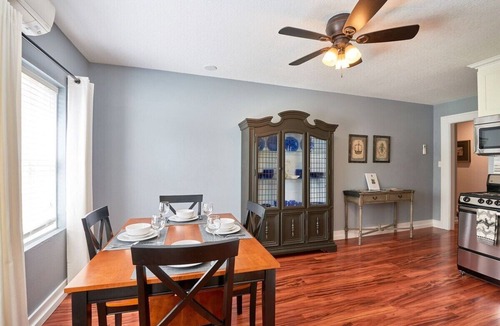 Newberg Apartment | Luxurious & Spacious One Bedroom Downtown Flat