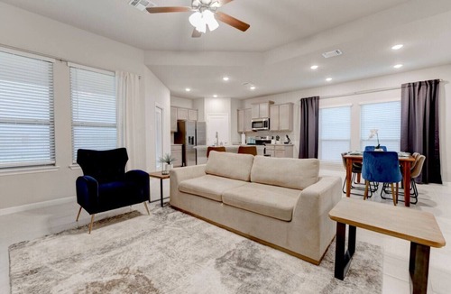 Leon Junction House | Luxurious Spacious Retreat in Temple