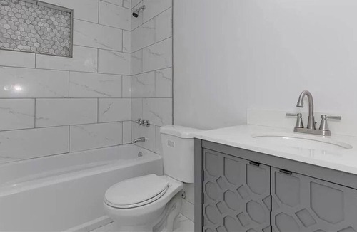 Northwest House | Luxurious Stay at Modern Town Center Bungalow