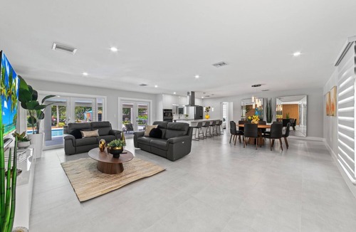 Miami Gardens House | Luxurious Stay w/Courts, BBQ, Fire Pit & H. Pool