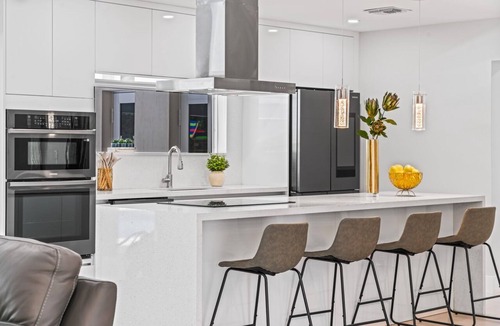 Miami Gardens House | Luxurious Stay w/Courts, BBQ, Fire Pit & H. Pool