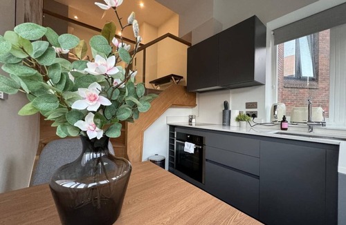 Reading City Centre Apartment | Luxurious Studio: Central Prime Reading Location