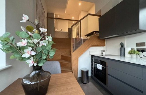 Reading City Centre Apartment | Luxurious Studio: Central Prime Reading Location