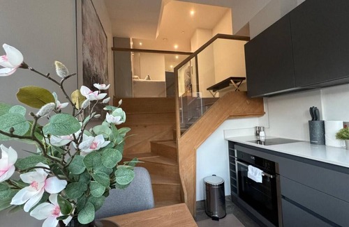 Reading City Centre Apartment | Luxurious Studio: Central Prime Reading Location