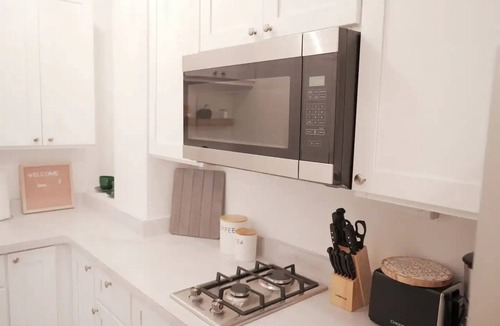 East Avenue Apartment | Luxurious Studio-Heart Of East Avenue-WalkDowntownnn