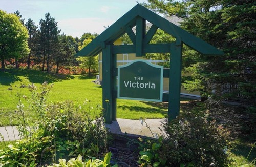 Oro-Medonte Apartment | Luxurious Studio with King Bed with Heated Pool