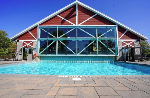 Oro-Medonte Apartment | Luxurious Studio with King Bed with Heated Pool