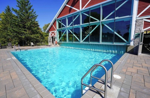 Oro-Medonte Apartment | Luxurious Studio with King Bed with Heated Pool