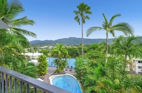 Trinity Beach Apartment | Luxurious Studio with Lush Mountain Views