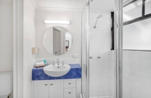 Trinity Beach Apartment | Luxurious Studio with Lush Mountain Views