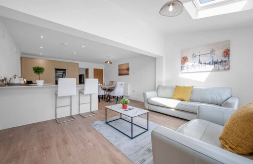 Worsley House | Luxurious Stylish: Modern Home