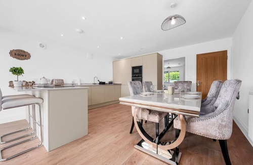 Worsley House | Luxurious Stylish: Modern Home