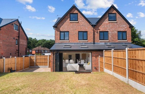 Worsley House | Luxurious Stylish: Modern Home