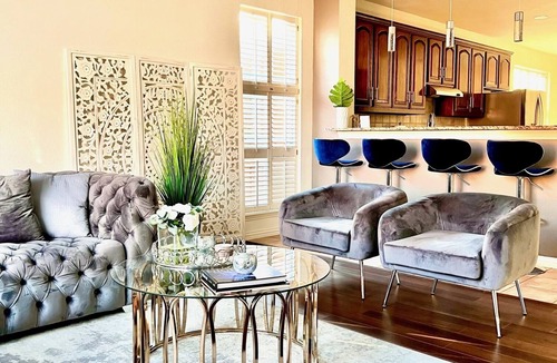 Richardson House | LUXURIOUS SUNROOM & POOL in a Modern & Stylish House