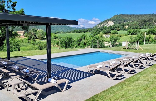 Vic Villa | Luxurious three floors holiday home with huge garden, swimming pool and jacuzzi