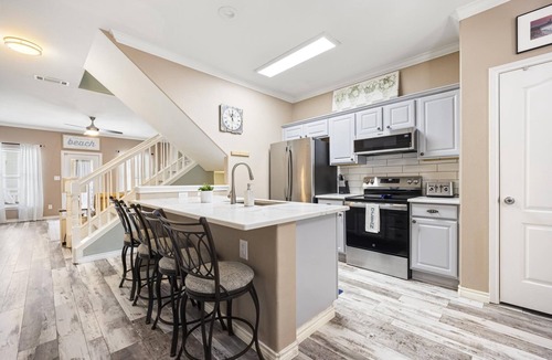 Corpus Christi Condo | Luxurious Townhome Overlooking Tropical Pool
