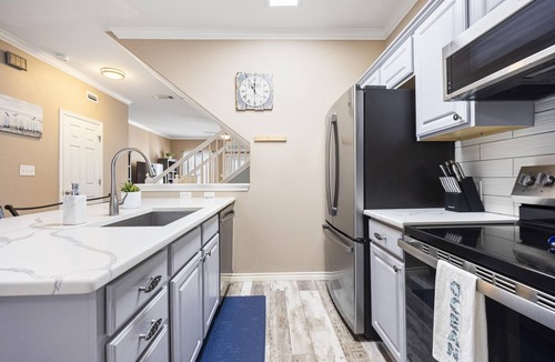 Corpus Christi Condo | Luxurious Townhome Overlooking Tropical Pool
