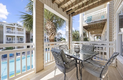 Corpus Christi Condo | Luxurious Townhome Overlooking Tropical Pool