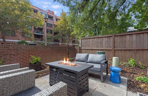 Ballston Villa | Luxurious Townhome in Arlington Kid-Friendly