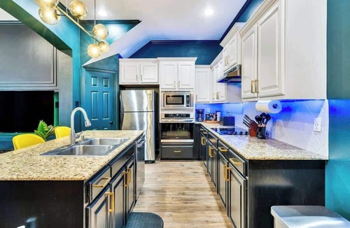 South Baton Rouge Condo | Luxurious Townhome Near LSU | Modern & Chic Stay