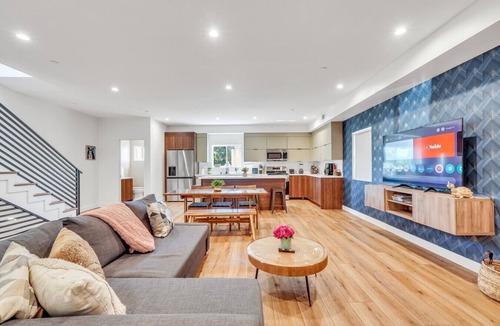 Sherman Oaks Condo | Luxurious Townhome W 3 Master Suites gated Parking