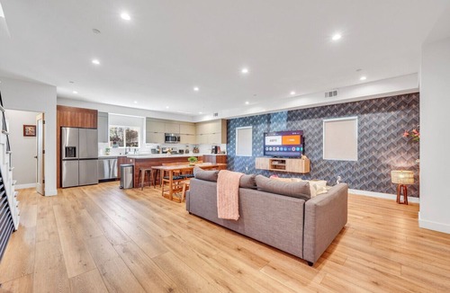 Sherman Oaks Condo | Luxurious Townhome W 3 Master Suites gated Parking