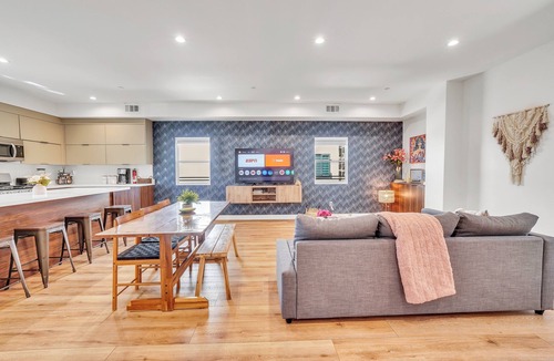 Sherman Oaks Condo | Luxurious Townhome W 3 Master Suites gated Parking