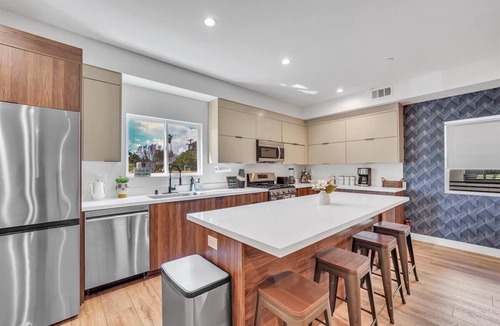Sherman Oaks Apartment | Luxurious Townhome