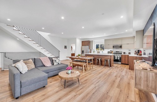 Sherman Oaks Apartment | Luxurious Townhome