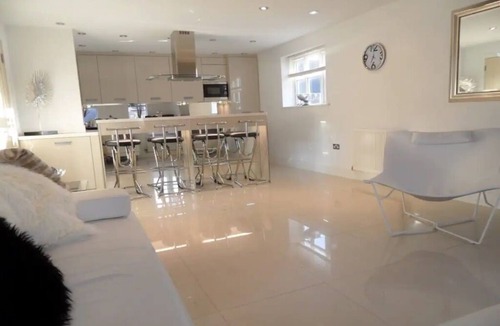 Dickens Heath Apartment | Luxurious Tranquil Penthouse in Birmingham