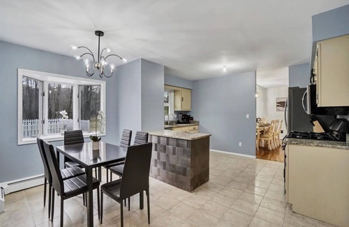 South Blooming Grove Villa | Luxurious & Tranquil ~ Pool ~ Fire Pit ~ Backyard!