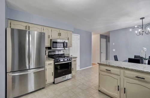 South Blooming Grove Villa | Luxurious & Tranquil ~ Pool ~ Fire Pit ~ Backyard!