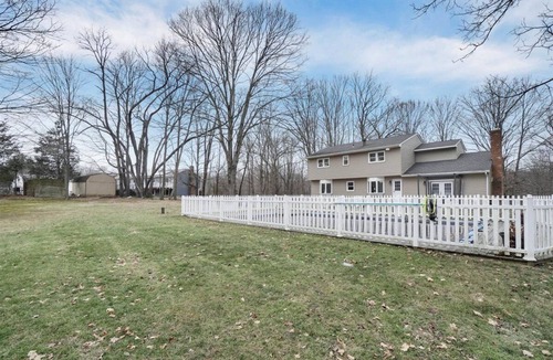 South Blooming Grove Villa | Luxurious & Tranquil ~ Pool ~ Fire Pit ~ Backyard!