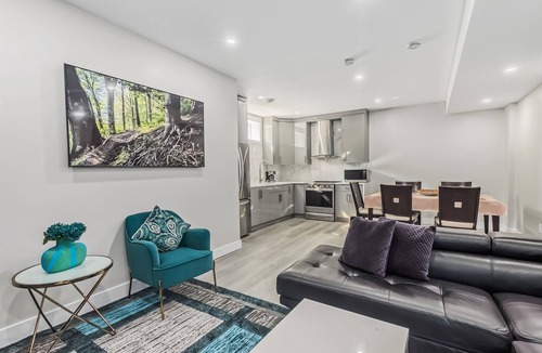 Evanston House | Luxurious two bedroom with one bathroom 3 beds