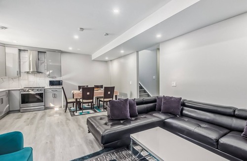 Evanston House | Luxurious two bedroom with one bathroom 3 beds