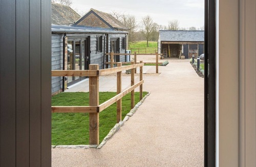 Little Stukeley Cottage | Luxurious two-bedroom barn with private terrace