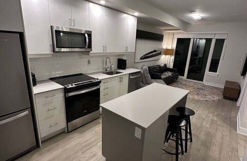 Oakville Condo | Luxurious Upper Oakville 1 -bedroom condo with WiFi, fitness room in