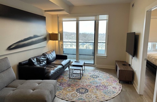 Oakville Condo | Luxurious Upper Oakville 1 -bedroom condo with WiFi, fitness room in