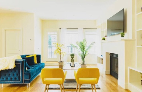Oak Square House | Luxurious Urban Oasis with Patio and Free Parking