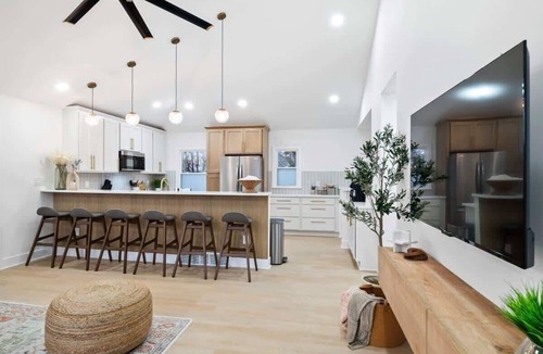 Cuyahoga County House | Luxurious Retreat with Sauna & Modern Design