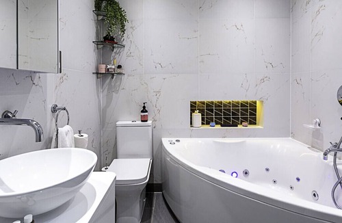 West Kensington Apartment | Luxurious Victorian Home