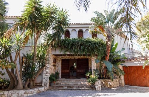 Cap de Salou Villa | Luxurious Villa La Paz: Beach, Port Aventura Golf
