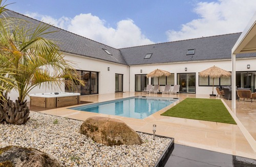 La Turballe Cottage | Luxurious Villa: Pool, Spa, Gym, Cinema, Near Beach, Sleeps 14